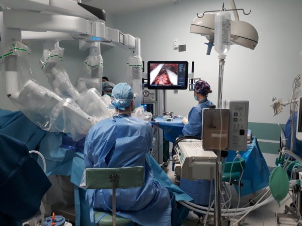 Ginekolodzy z ŚCO operują w asyście robota (2)