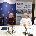 od lewej: wicemarszałek województwa świętokrzyskiego Marek Bogusławski; marszałek województwa świętokrzyskiego Renata Janik; prof. dr hab. n. med. Stanisław Góźdź, dyrektor Świętokrzyskiego Centrum Onkologii; dr hab. n. med. Jolanta Smok - Kalwat, zastępca dyrektora ŚCO ds. klinicznych