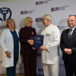 Od lewej: dr hab. n. med. Jolanta Smok - Kalwat, zastępca dyrektora ŚCO ds. klinicznych; marszałek województwa świętokrzyskiego Renata Janik; prof. dr hab. n. med. Stanisław Góźdź, dyrektor Świętokrzyskiego Centrum Onkologii; wicemarszałek województwa świętokrzyskiego Marek Bogusławski