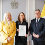 od lewej: Renata Persona – dyrektor Wydziału Polityki Społecznej i Zdrowia; lek. Paulina Steckiewicz – specjalista pediatrii oraz immunologii klinicznej; Józef Bryk – wojewoda świętokrzyski