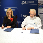 Od lewej: wicemarszałek województwa świętokrzyskiego Marek Bogusławski; marszałek województwa świętokrzyskiego Renata Janik; prof. dr hab. n. med. Stanisław Góźdź, dyrektor Świętokrzyskiego Centrum Onkologii; dr hab. n. med. Artur Kowalik, prof. UJK, kierownik Zakładu Diagnostyki Molekularnej i Zakładu Inżynierii Genetycznej