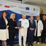 Od lewej: Kazimierz Mądzik - przewodniczący Komisji Zdrowia, Polityki Społecznej i Spraw Rodziny Sejmiku WŚ; Magdalena Zieleń - wiceprzewodnicząca Sejmiku WŚ; marszałek województwa świętokrzyskiego Renata Janik; prof. dr hab. n. med. Stanisław Góźdź, dyrektor Świętokrzyskiego Centrum Onkologii; wicemarszałek województwa świętokrzyskiego Marek Bogusławski; dr hab. n. med. Jolanta Smok-Kalwat- z-ca dyrektora ds. klinicznych; Mieczysław Gębski - wiceprzewodniczący Sejmiku WŚ; dr hab. n. med. Artur Kowalik, pro