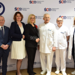 Od lewej: Mieczysław Gębski - wiceprzewodniczący Sejmiku WŚ; wicemarszałek województwa świętokrzyskiego Marek Bogusławski; Magdalena Zieleń - wiceprzewodnicząca Sejmiku WŚ; marszałek województwa świętokrzyskiego Renata Janik; prof. dr hab. n. med. Stanisław Góźdź, dyrektor Świętokrzyskiego Centrum Onkologii; dr hab. n. med. Artur Kowalik, prof. UJK - kierownik Zakładu Diagnostyki Molekularnej i Zakładu Inżynierii Genetycznej;  dr hab. n. med. Jolanta Smok-Kalwat- z-ca dyrektora ds. klinicznych; Kazimierz Mą