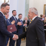 Prezydent RP Andrzej Duda wręcza profesorowi Stanisławowi Góździowi akt nominacji. Pałac Prezydencki, 2 kwietnia 2019r. Foto Eliza Radzikowska-Białobrzewska/KPRP 