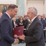 Prezydent RP Andrzej Duda wręcza profesorowi Stanisławowi Góździowi akt nominacji. Pałac Prezydencki, 2 kwietnia 2019r. Foto Eliza Radzikowska-Białobrzewska/KPRP 