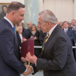 Prezydent RP Andrzej Duda wręcza profesorowi Stanisławowi Góździowi akt nominacji. Pałac Prezydencki, 2 kwietnia 2019r. Foto Eliza Radzikowska-Białobrzewska/KPRP 