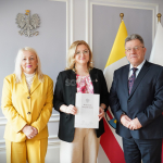 od lewej: Renata Persona – dyrektor Wydziału Polityki Społecznej i Zdrowia; Lek. Agnieszka Toczek-Wasiak – specjalista medycyny rodzinnej oraz medycyny paliatywnej, kierownik Kliniki Medycyny Paliatywnej Świętokrzyskiego Centrum Onkologii; Józef Bryk – wojewoda świętokrzyski